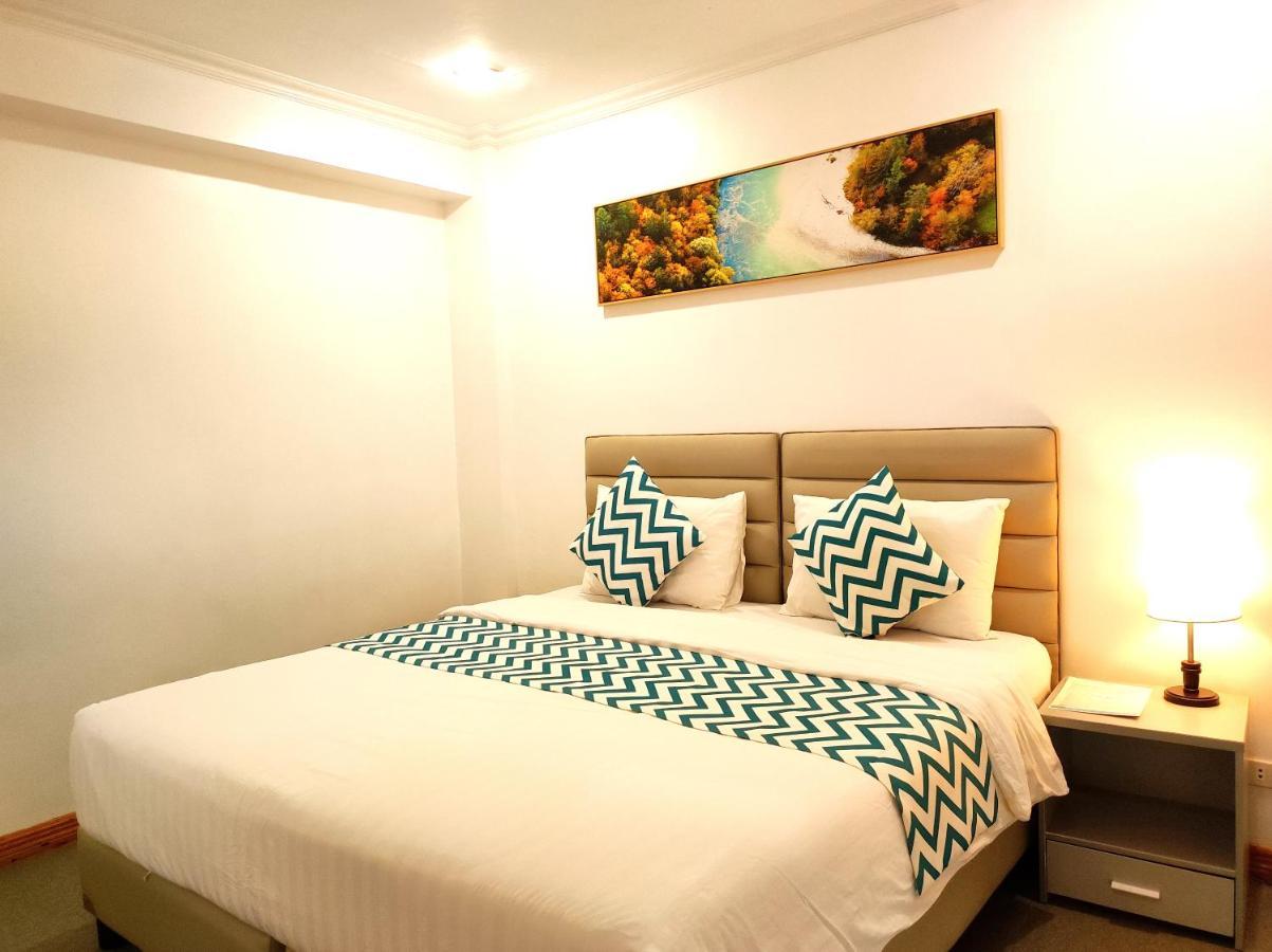 Grand Blue Beach Hotel Manoc-Manoc Buitenkant foto