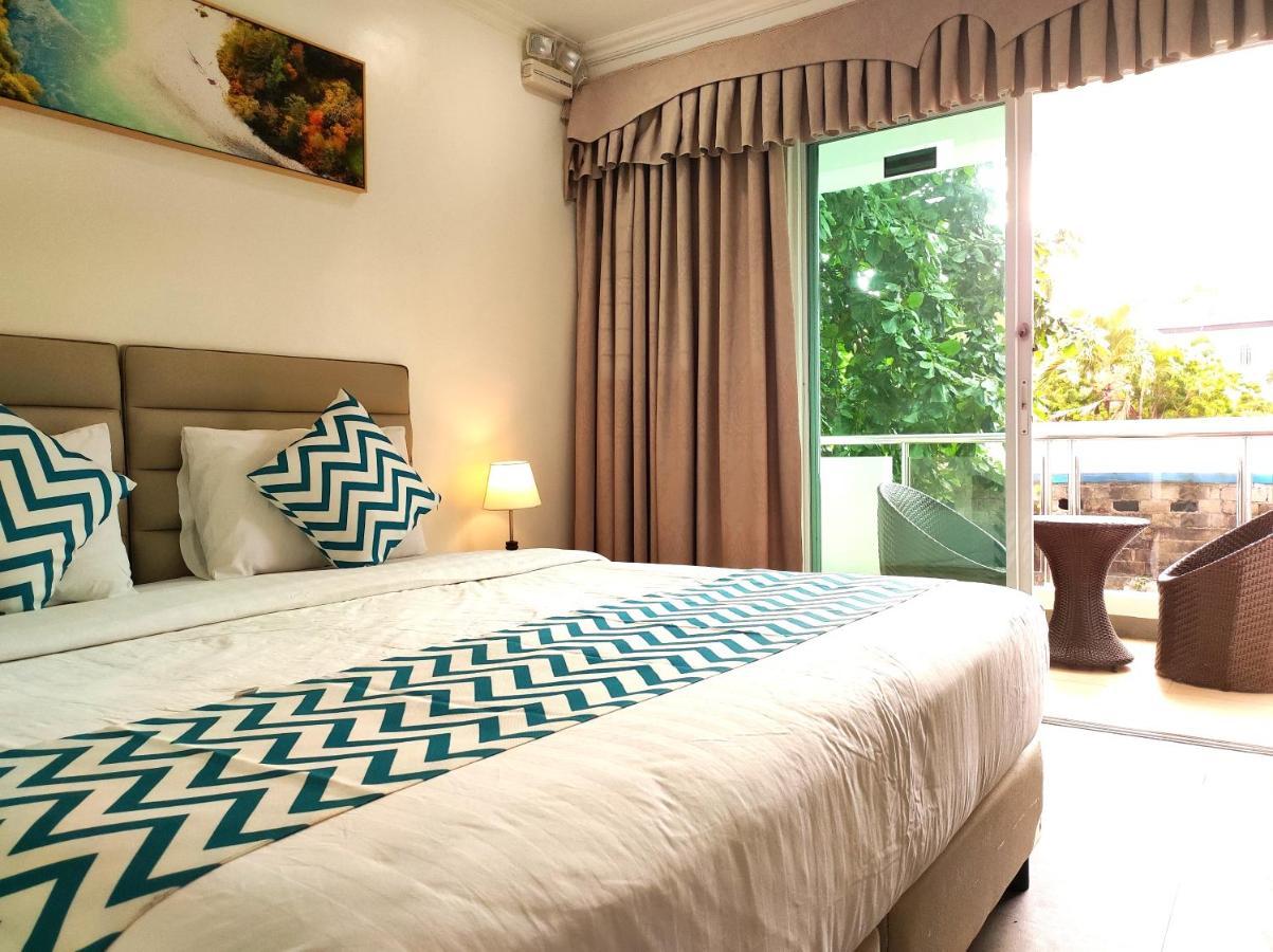 Grand Blue Beach Hotel Manoc-Manoc Buitenkant foto
