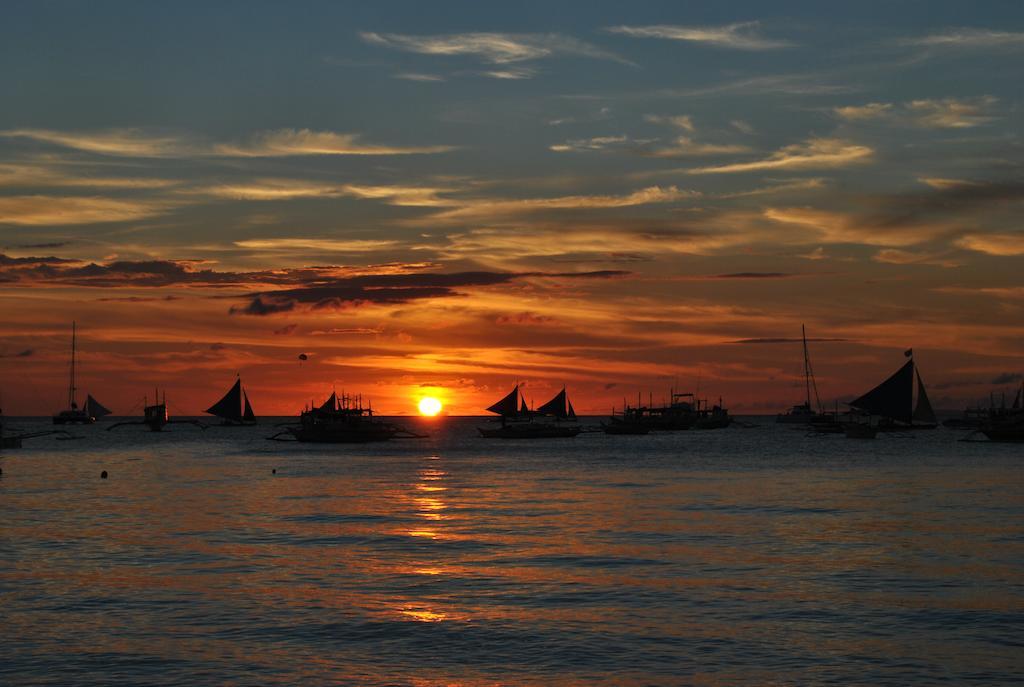 Grand Blue Beach Hotel Manoc-Manoc Buitenkant foto